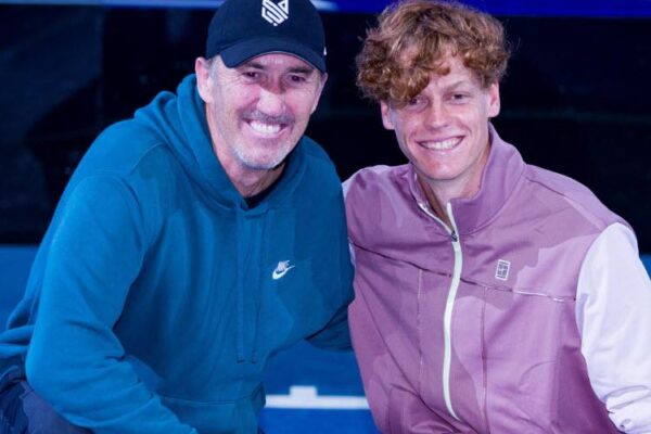 NOTIZIA UFFICIALE: Il CEO di GUCCI sciocca il mondo con una dichiarazione audace di 12 parole e un contratto da 15 milioni di euro dopo la vittoria di Jannik Sinner contro Novak Djokovic a Roland-Garros, sorprendendo l’élite e i fan in Italia: “LO SCELGO COME RAPPRESENTANTE DEL MARCHIO GLOBALE”.